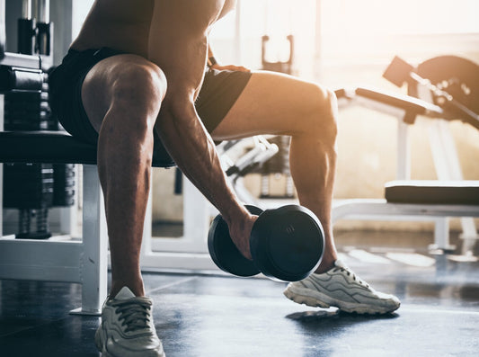 muscular man working out at gym after using best testosterone booster to get the best gains